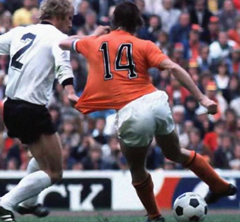 cruyff-turn-gerakan-yang-merevolusi-teknik-menggiring-bola