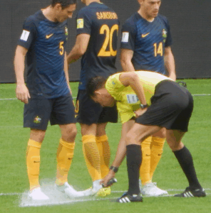 spray-pembatas-vanishing-spray-dalam-sepak-bola