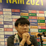 mikrofon-konferensi-pers-dalam-sepak-bola