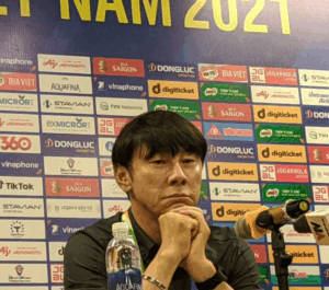 mikrofon-konferensi-pers-dalam-sepak-bola