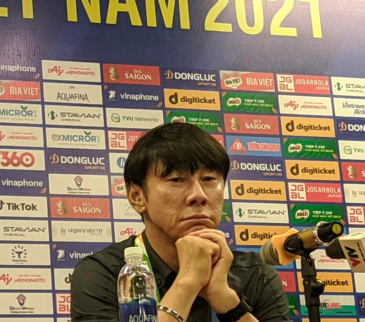 mikrofon-konferensi-pers-dalam-sepak-bola