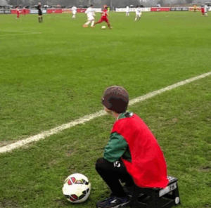 ball-boy-dalam-sepak-bola