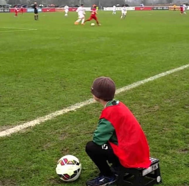 ball-boy-dalam-sepak-bola