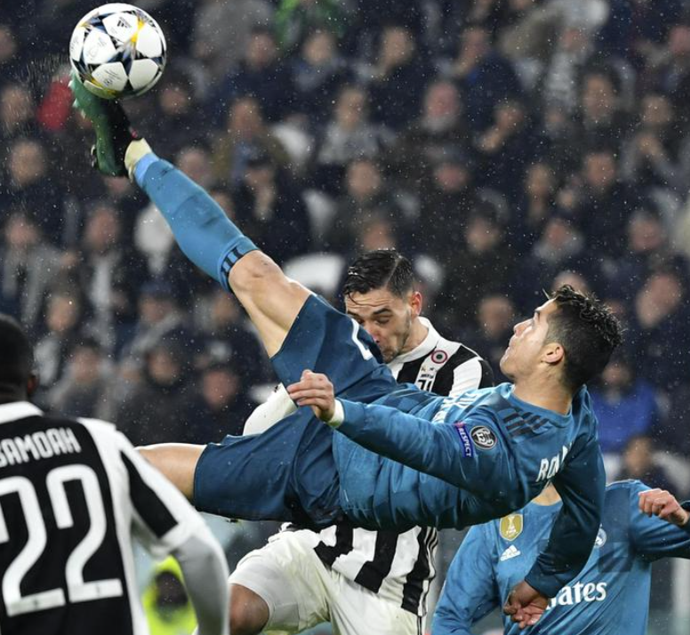pesepak-bola-yang-sering-melakukan-curving-shoot
