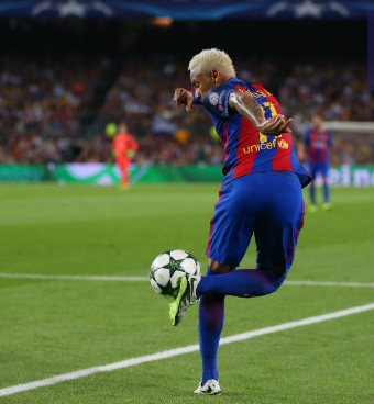 drill-kontrol-bola-dalam-tekanan-lawan-sepak-bola