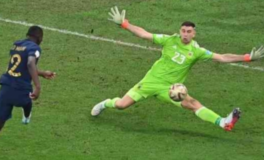 Kiper Sepakbola Terbaik dengan Aksi Penyelamatan Hebat